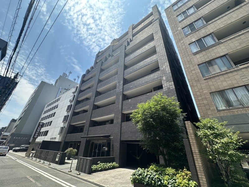 京都の中心、四条烏丸エリアに位置し、阪急線・地下鉄烏丸線、東西線の3沿線利用可能です。歴史と都市機能が調和し、利便性と落ち着きを兼ね備えた街で日常生活も充実します