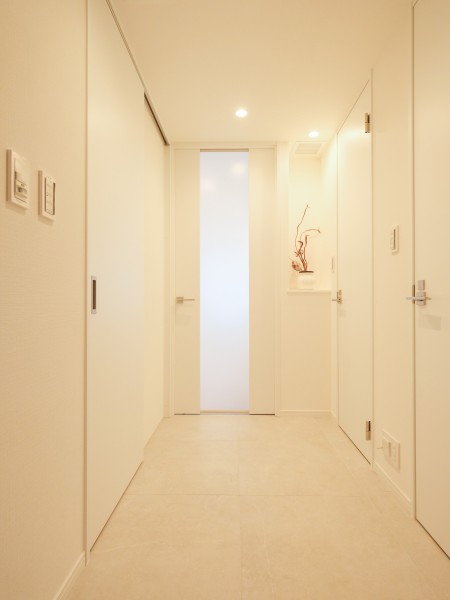 ご帰宅を優しく出迎えてくれる玄関です。人感センサー照明を採用しているため、ご帰宅の際もスイッチを探す必要がありません。収納力のあるシューズインクローゼットがあるため、足元の空間もすっきりと保てます。