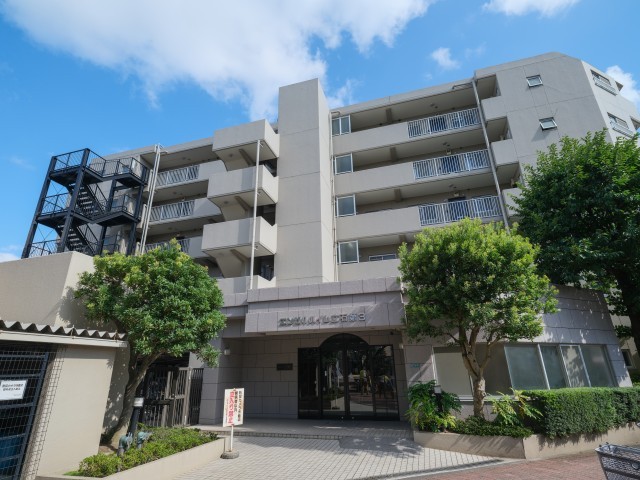 「京成立石」駅徒歩5分の立地にあるマンションです。宅配ボックスが完備されています。ペット飼育可能(規約有)です。