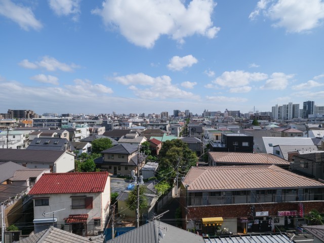 開放感あふれる眺望が広がり、晴れた日には遠くまで見渡せる心地よい景色をお楽しみいただけます。