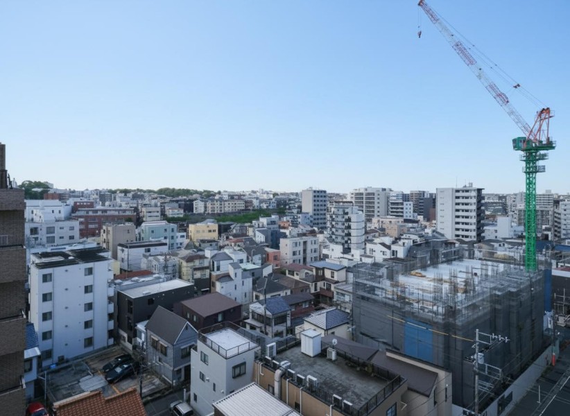 10階部分ならではの開放感のある眺望です。周辺の建物群を見渡せる見晴らしで、空が大きく感じられる景色が広がっています。移り変わる空の色を愉しみ、リフレッシュするのも良さそうです。