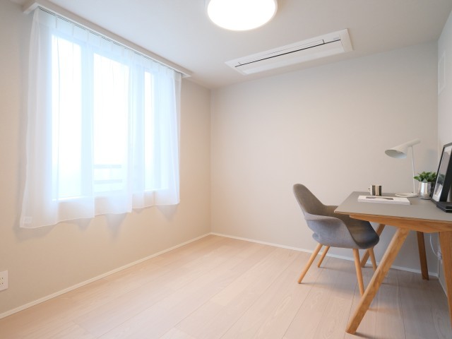 東向きの窓から爽やかな朝日が差し込む洋室1です。やさしい光に包まれながら一日をスタートできる、落ち着きと心地よさを兼ね備えたプライベート空間です。