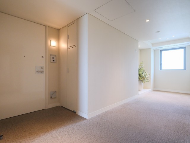 邸宅の格を感じさせる気品ある共用廊下です。静寂と落ち着きに包まれた内廊下が、住まいへのアプローチを上質に演出します。