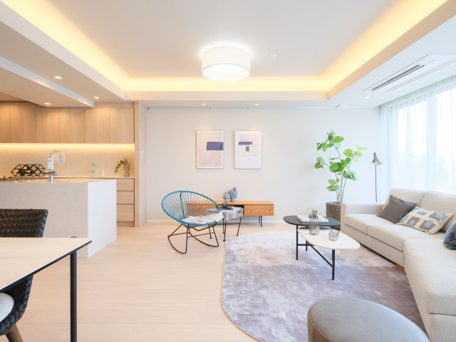 フルリノベーションで生まれ変わった、よりいっそう洗練された住まいです。リビングには天カセエアコンや床暖房を設置したので、1年中快適にお過ごしいただけます。