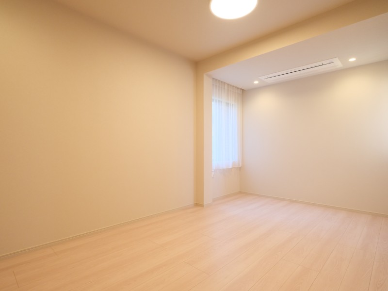 主寝室として快適にお過ごしいただける洋室1です。のびやかにプライべート時間を満喫できるお部屋です。