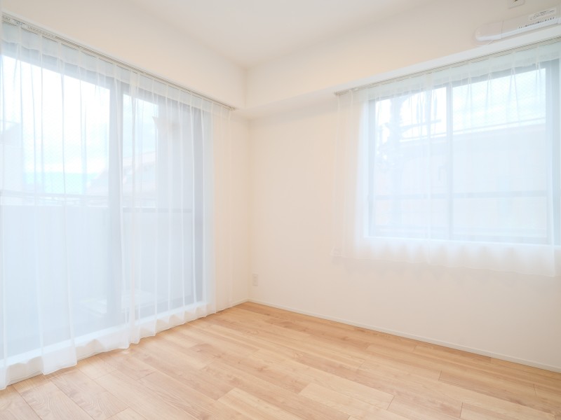 洋室3はバルコニーに接続する開放感のあるお部屋です。二面採光のため光と風を取り込みやすく、心地よい時間をお過ごしいただけます。