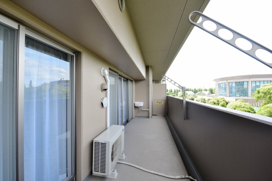 4階部分で前面を遮る建物はありませんので、気持ちよくお洗濯物を干すことができます。ゆとりのあるバルコニーにはスロップシンクを完備し、お掃除や植物のお手入れなどにも便利にご使用いただけます。