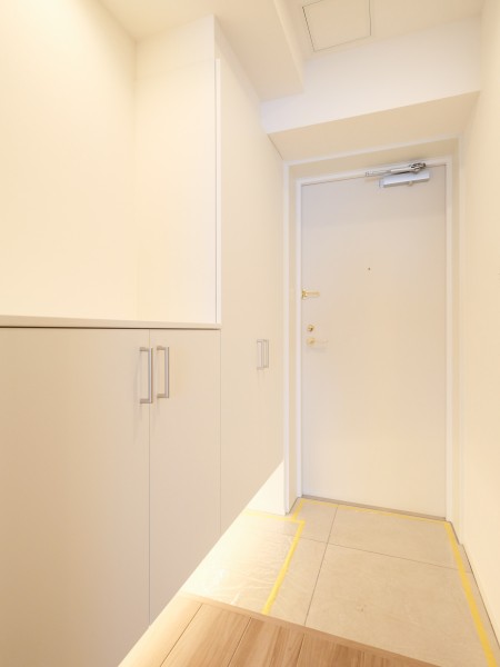住まいの第一印象を彩る玄関です。人感センサー付き照明を備え、帰宅時や外出時もスムーズ。お気に入りの小物や季節の花を飾ることができるカウンターを設けました。