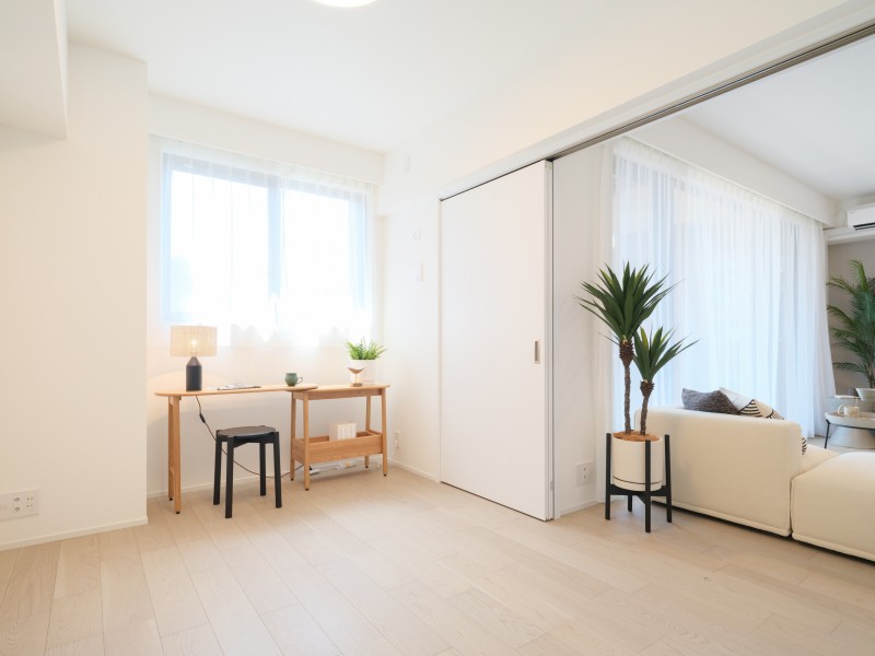 洋室3はリビング横に位置するお部屋です。引き戸を開放すればリビングと一体となり、より広がりのある空間として活用できます。