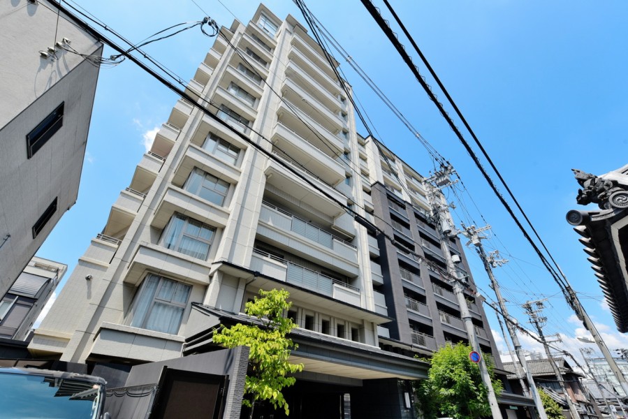 阪急京都河原駅徒歩4分、3沿線利用可能です。平成27年建築、総戸数135戸のビッグコミュニティで、2頭までペット飼育可能、24時間ゴミ出し可能など、快適な暮らしを実現できます。