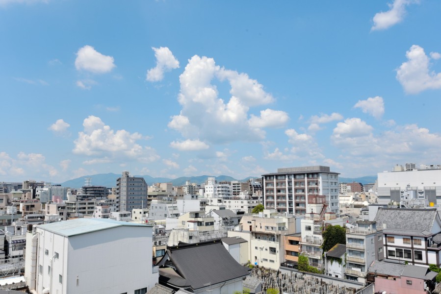 格高層階ならではの開放感ある眺望が魅力的です。眼前に広がる京都の美しい街並みと山並みが一望でき、都心にありながら空の広がりを身近に感じられます。