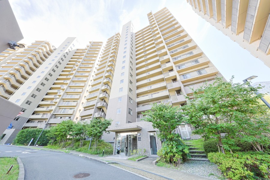 平成17年建築、全7棟からなる総戸数524戸のビッグコミュニティです。共用施設が充実しており、敷地内にプレイロット、集会室、コミュニティラウンジ、ゲストルームがあります。オートロック、宅配ボックス完備、ペット飼育可能です。.