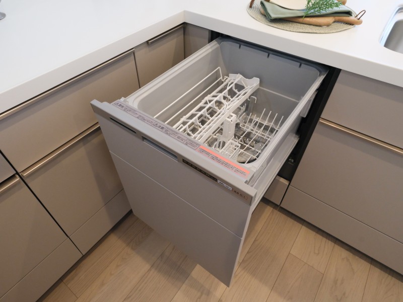 ◆食器洗浄機◆家事の時間を短縮できる優れもの。さらに節水・節約を同時に行うことができるので、人気があり重宝します。