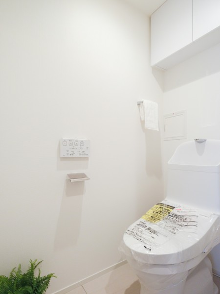 ウォシュレット一体型のトイレは、お掃除の手助けをしてくれる便利機能が搭載されています。