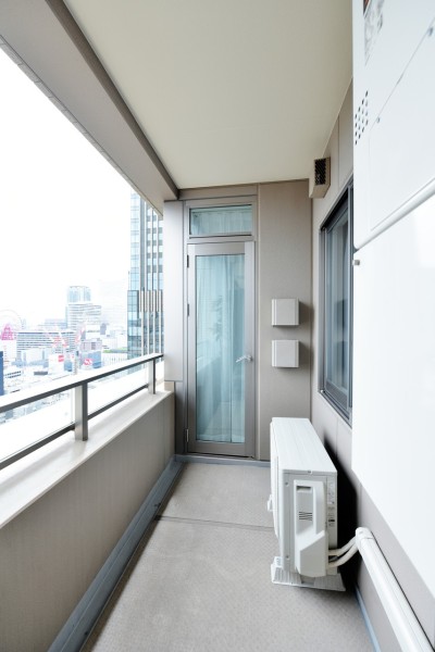 24階部分の東向きバルコニーですので、前面を遮る建物は無く、お部屋のなかに朝しい光と風を運んでくれます。一日の始まりに、朝日を感じながら大きく伸びをしたくなるような贅沢なスペースです。