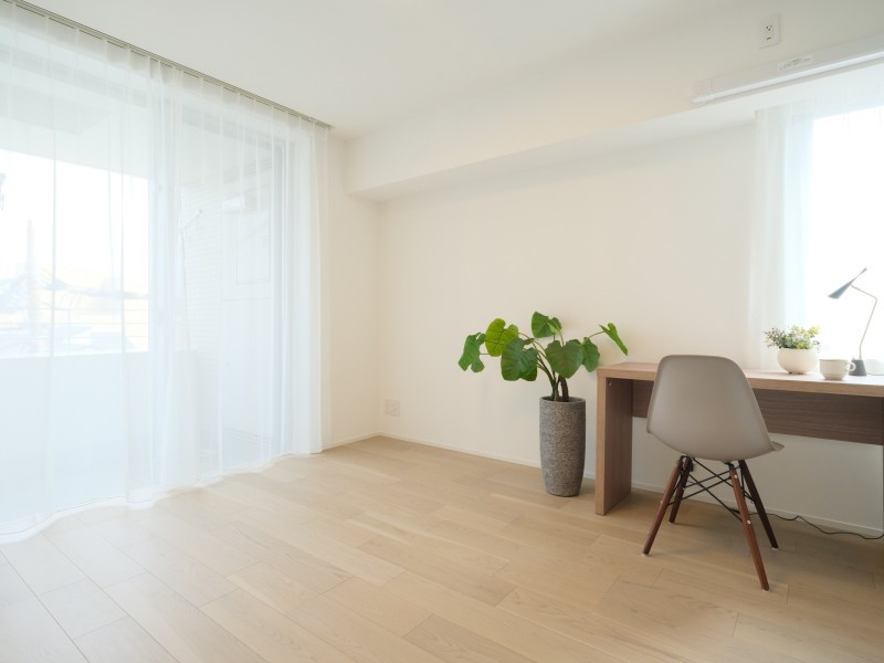 バルコニーに面した洋室2は二面採光の約6.2帖のお部屋です。心地よい光と風が感じられ、在宅ワークや趣味のスペースとしても快適にお使いいただけます。