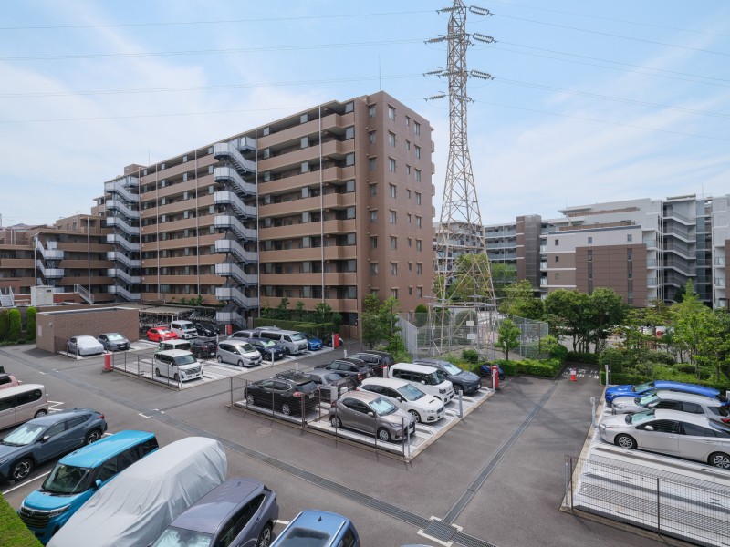 前面にゆとりのある空間が広がり、室内に心地よい採光を取り込める眺望です。青空を身近に感じられ、開放感のある景色をお楽しみいただけます。
