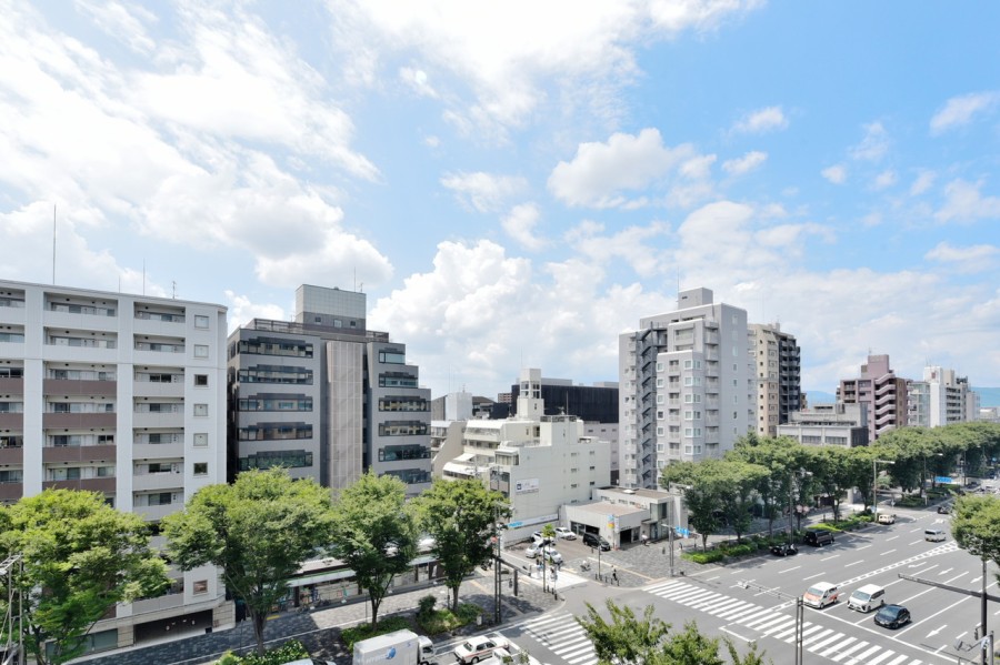 8階部分の高層階南東角住戸ならではの開放的な眺望が広がります。大きく広がる空と御池通りの緑を眺めながら、京都らしい暮らしを感じることができます。
