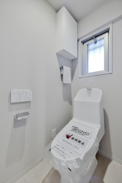 TOTO製ウォシュレット一体型のトイレ新規交換済みです。窓もありますので、換気もしっかりと行え快適な空間を保つことができます。
