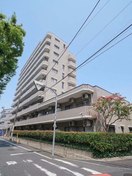 落ち着いた街並みに調和するタイル貼りの佇まいです。前面道路との間には手入れの行き届いた植栽が施され、住まう方を心地よく迎えます。便利なオートロックや宅配ボックスも完備したマンションです。