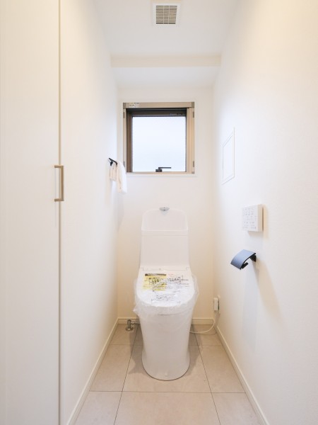 TOTO製の洗浄便座付きトイレを新たに設置しました。窓から優しい自然光が届く爽やかな居心地です。トイレットペーパーや備品の整理に役立つ収納戸棚を備え、クリーンな空間を維持できます。