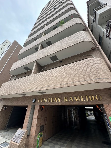 「亀戸」駅徒歩7分の立地にあるマンションです。商店街を通る道のりで買い物に便利です。2匹までペット飼育可能(飼育細則有)です。