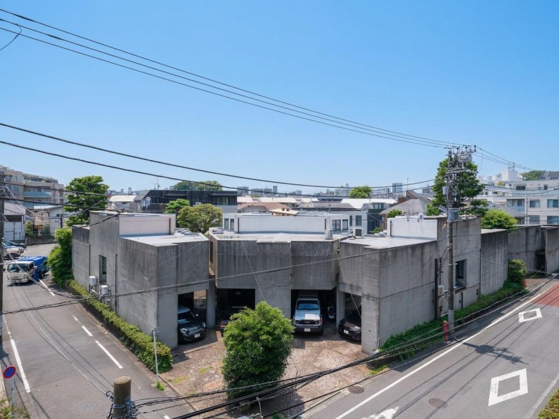 バルコニーからの眺望は、目の前に高い建物がなく開けた青空を仰げます。ほっと一息つき、日々をアップデートできそうです。