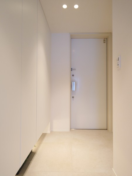 住まいの顔になる玄関は、白を基調とした爽やかな空間です。玄関扉はプッシュプルハンドルなので重たい手荷物を持っている時でも開閉が簡単です。