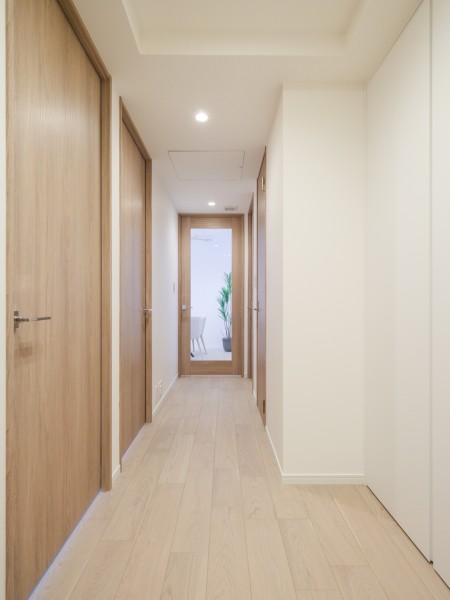 木目調の建具とフローリングが調和する廊下です。各居室へスムーズにつながるレイアウトで、住まい全体に統一感が感じられます。