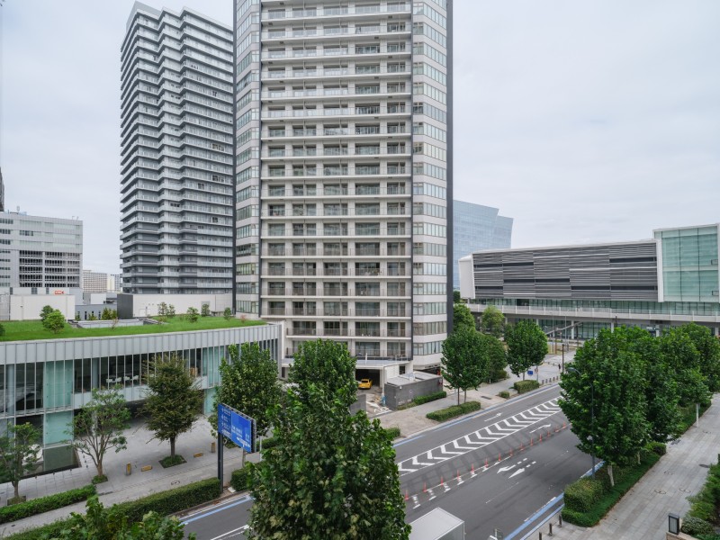 バルコニーからは周辺のタワーレジデンスや街路樹が広がる街並みを望めます。開放感のある景観が日々の暮らしを彩ります。