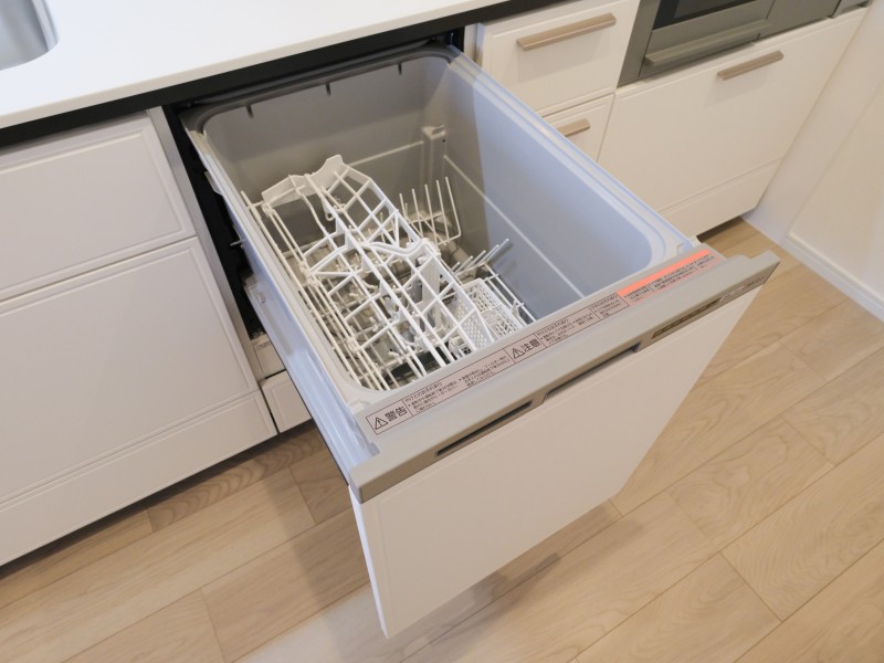 ◆食器洗浄機◆家事の時間を短縮できる優れもの。さらに節水・節約を同時に行うことができるので、人気があり重宝します。