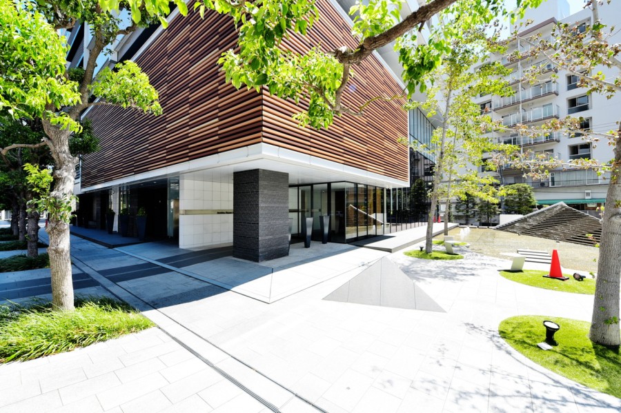 平成22年建築、総戸数195戸です。ゲストルーム、ミーティングルーム、スカイラウンジなど充実した共用施設を備えたタワーレジデンスです。住まう方を優雅に迎える緑と水景を配した上質なエントランスアプローチです。