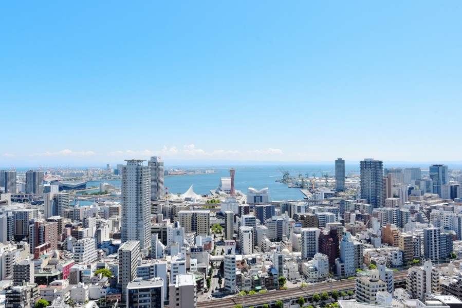 眼下に広がる神戸の街並みとポートタワー、神戸港の景色を一望出来るパノラマビューを楽しむことができます。南西角住戸ならではの開放感あふれる眺望が、住まう方々の日常を豊かに彩ります。
