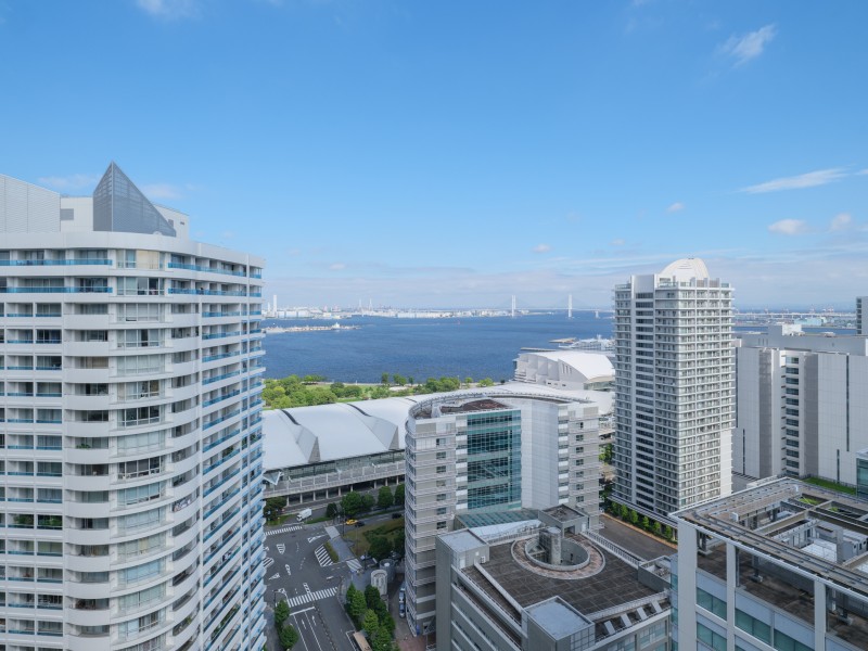 開放的な大空と凛とした水の潤いを湛え、胸のすく眺めが日常に。思わずほっと一息ついてしまうほどの心安らぐ眺望です。