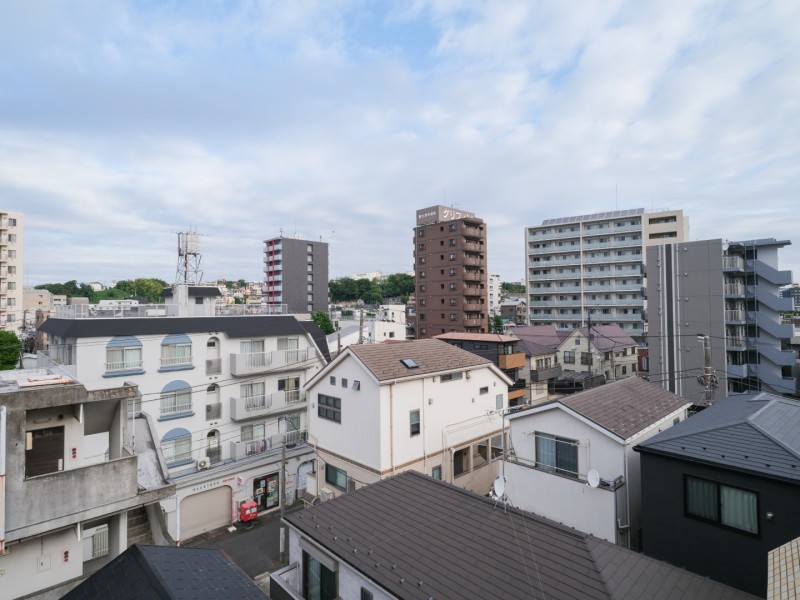 ルーフバルコニーからの眺望です。視線を上げると青空を身近に感じられ、暮らしに心地よいゆとりを添えます。