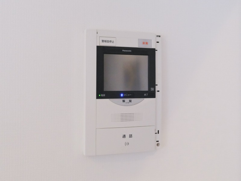 ◆TVモニター付インターホン◆訪ねてきた相手をモニター越しに確認でき、防犯対策に役立ちます。インターホン越しに話をすることが可能です。