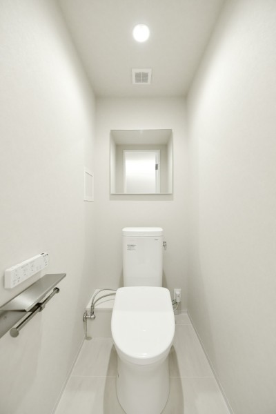 TOTO製の洗浄便座付トイレを新規交換。ホワイトを基調としたシンプルで清潔感のある空間に仕上げました。上部のニッチスペースが空間にゆとりを演出し、日々を快適に過ごせる設計です。
