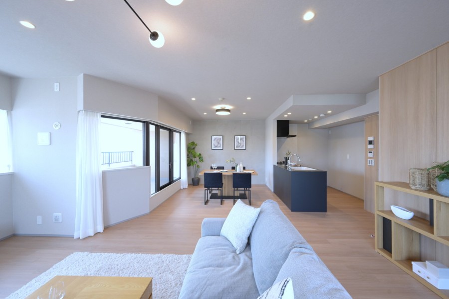 南・東・北の三方角住戸です。南向きの大きな開口部からたっぷりの陽光が差し込む明るいLDKです。温かみのある内装が心地よい暮らしを演出します。