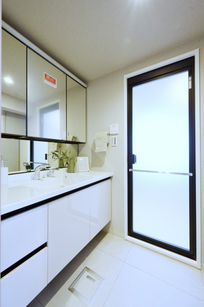 朝の慌ただしい時間も、入浴後のリラックスタイムも快適にご使用頂ける洗面台です。タッチレススイッチ採用で、手を触れずに照明をon、offできるので、いつも清潔に保つことができます。