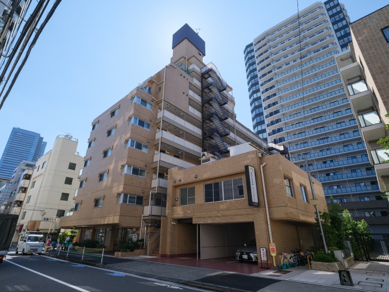 4駅5路線利用可!多方面への快適なアクセスが叶う好ロケーションです。2023年共用部大規模修繕工事実施済の新耐震基準適合マンションです。