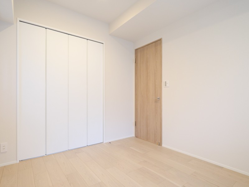 洋室3には間口の広いクローゼットがあるので、お手持ちの衣服などをたっぷり収納し、居室部分は広くお使いいただけます。