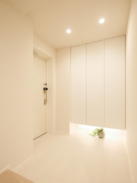 住まいの顔になる玄関は、白を基調に爽やかな空間を演出します。人感センサー付きライトを設置したので、帰宅時に暗闇の中手探りでスイッチを探す必要がなく、いつでも明るい空間が出迎えてくれます。