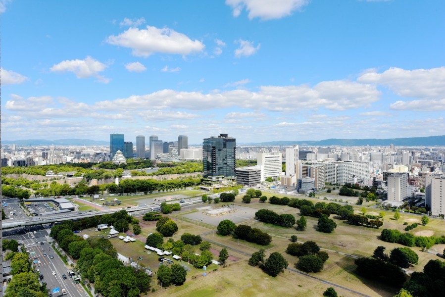 27階部分、リビングからは大阪のシンボル、大阪城を眺めることができます。日没後からはライトアップもされ、時期によっては色が変更されていたりするので、どの時間帯でも表情が異なる大阪城をお楽しみいただけます。