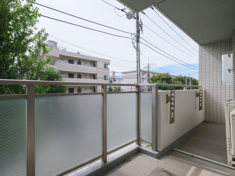 南向きで採光の取れたバルコニーです。暮らしの中で大切な光と風を演出してくれる居心地の良い空間です。