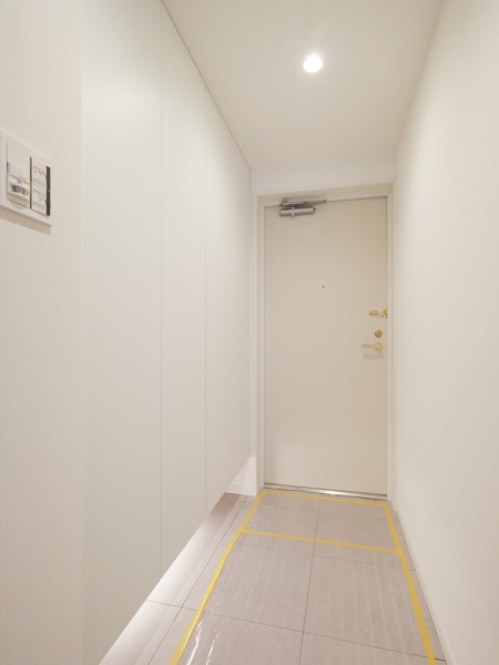 白を基調としたシンプルな設えが、住まい全体の上質さを予感させる玄関です。玄関扉を開けた瞬間、人感センサー照明がやわらかく灯り住まう方を優しく迎える、心配りが息づく玄関です。