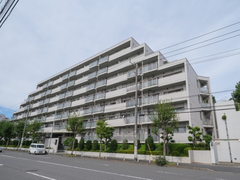 住友不動産(株)旧分譲のマンションです。徒歩圏内にスーパーやコンビニ、ドラッグストアなどがあり買い物に便利な住環境です。