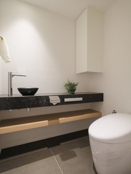 レストルームも居住空間と同じく、ダークカラーをアクセントとした気品溢れる空間です。スティックリモコンや手洗い水栓など、細部まで宿る、美しくかつ実用的な設備が備わっています。