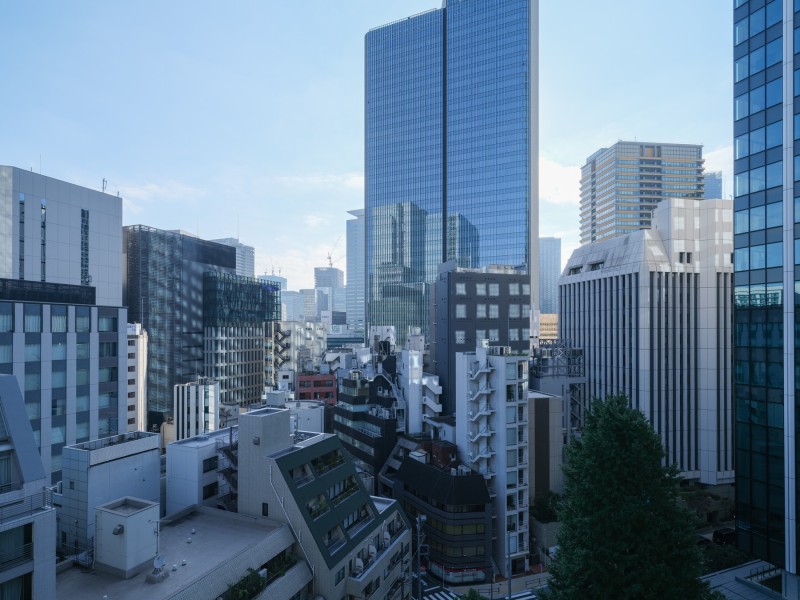 都心の洗練された街並みを一望する眺望です。窓の先に広がるアーバンスケープは、昼は爽やかな開放感を、夜は煌びやかな夜景を描き出し、日常に特別な彩りを添えます。