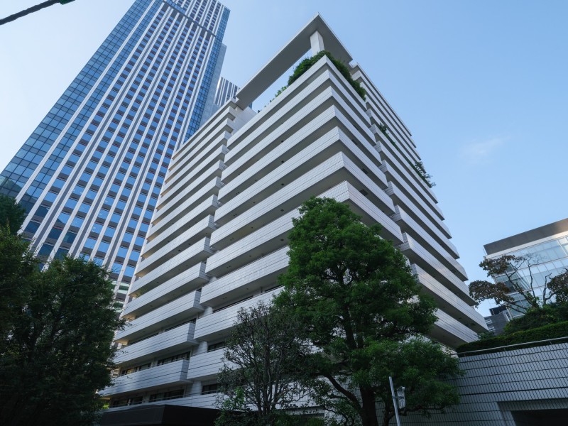 「溜池山王」駅徒歩2分に位置する、黒川紀章氏設計のヴィンテージマンションです。端正な水平ラインが印象的な佇まいは、都心の躍動を間近に感じながらも、確かな品格と存在感を纏っています。