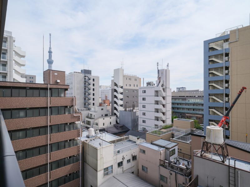 開けた空を眺めながらほっと一息つき、日常をアップデートできる空間です。隅田川花火や東京スカイツリーも楽しめます。